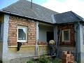 de grote staalramen op de veranda maken plaats voor veel kleinere houten ramen met hoogrendement glas